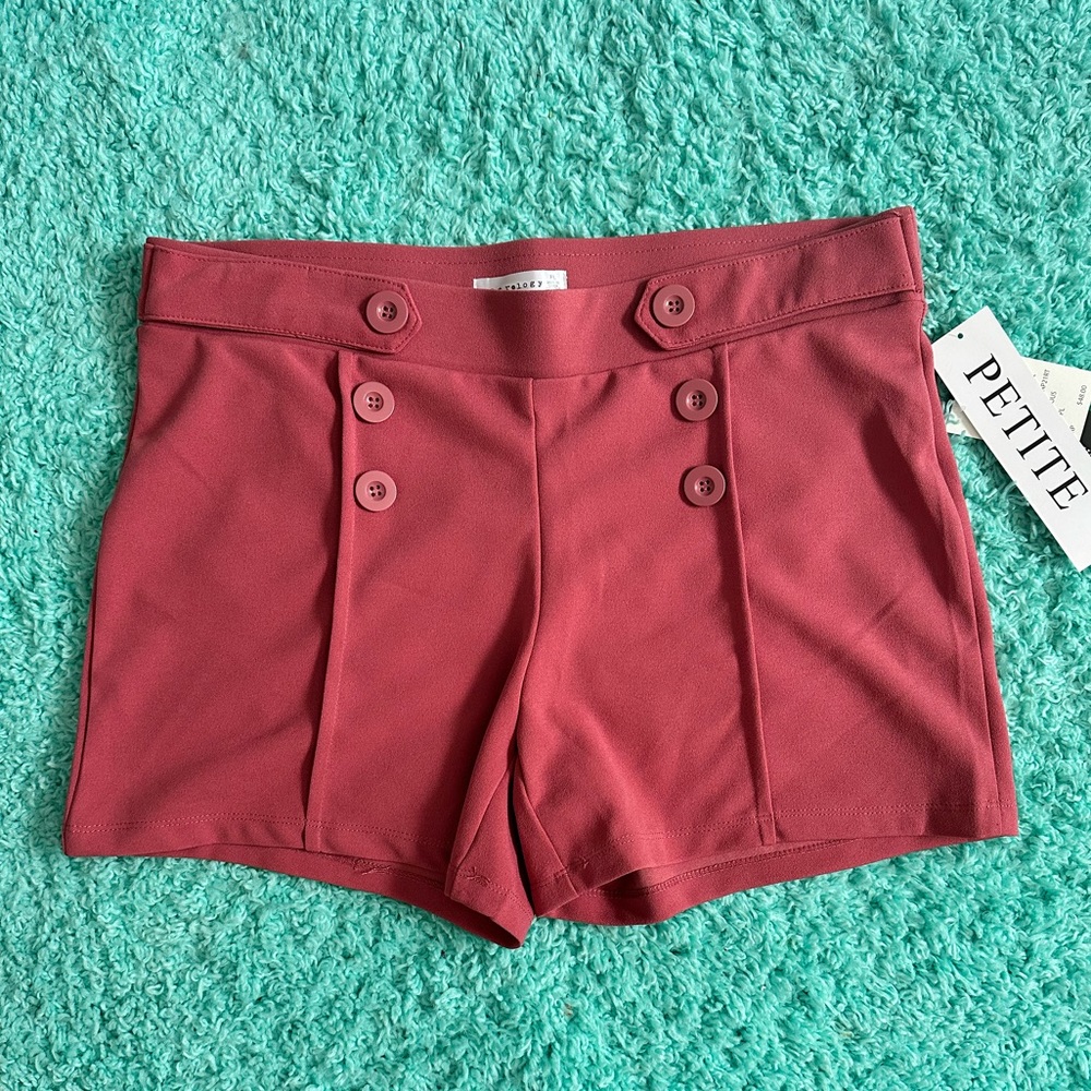 Womans dress shorts fusia color.